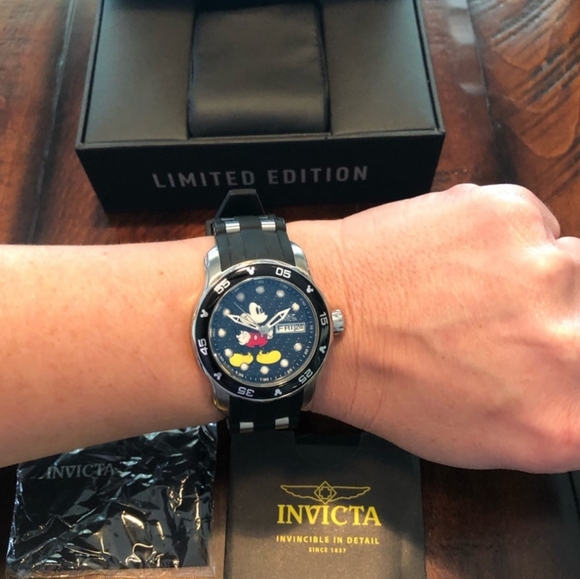 Disney Invicta Limited Edition Mickey Mouse Watch - Picture 7 of 13